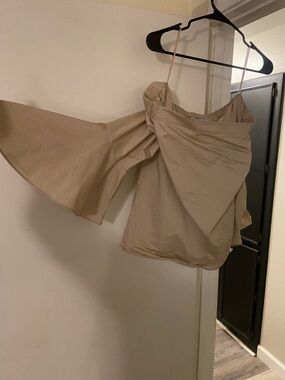 Jennifer Lopez Beige Off-Shoulder Flared Sleeve Too